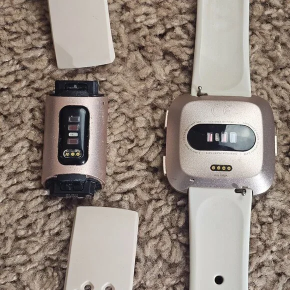 READ Lot of 5 Fitbit Watches & Samsung Watch + 29 Bands and Chargers Untested - Picture 10 of 12